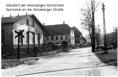 Im Vordergrund sieht man den Bahnübergang Richtung Thum!